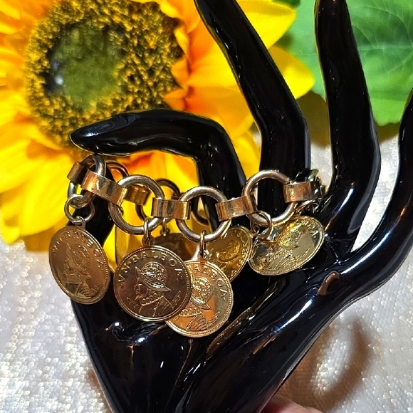 VN Balboa Jewelry - Vintage VN Balboa Gold Coin Charm Bracelet